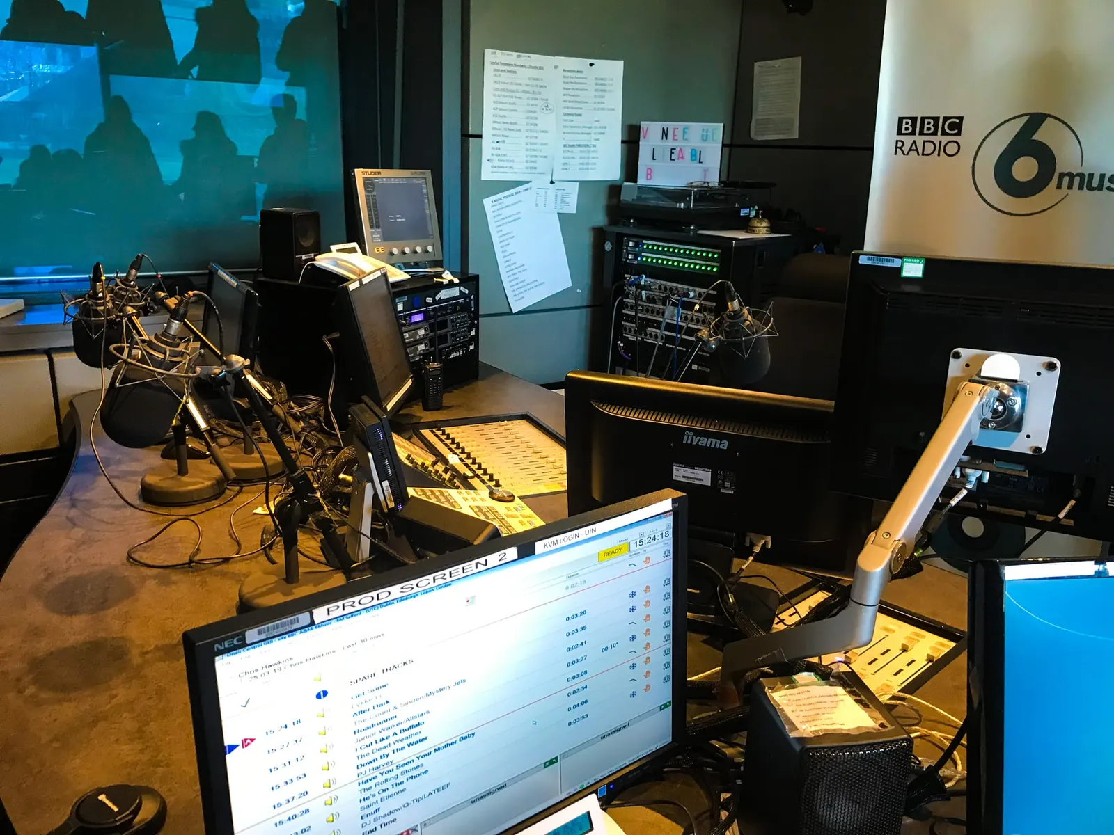 оптимізовано з `media/bbc-radio-studio-context.jpg`: 2016×1512 px (половина початкової ширини й висоти), JPEG quality 82.