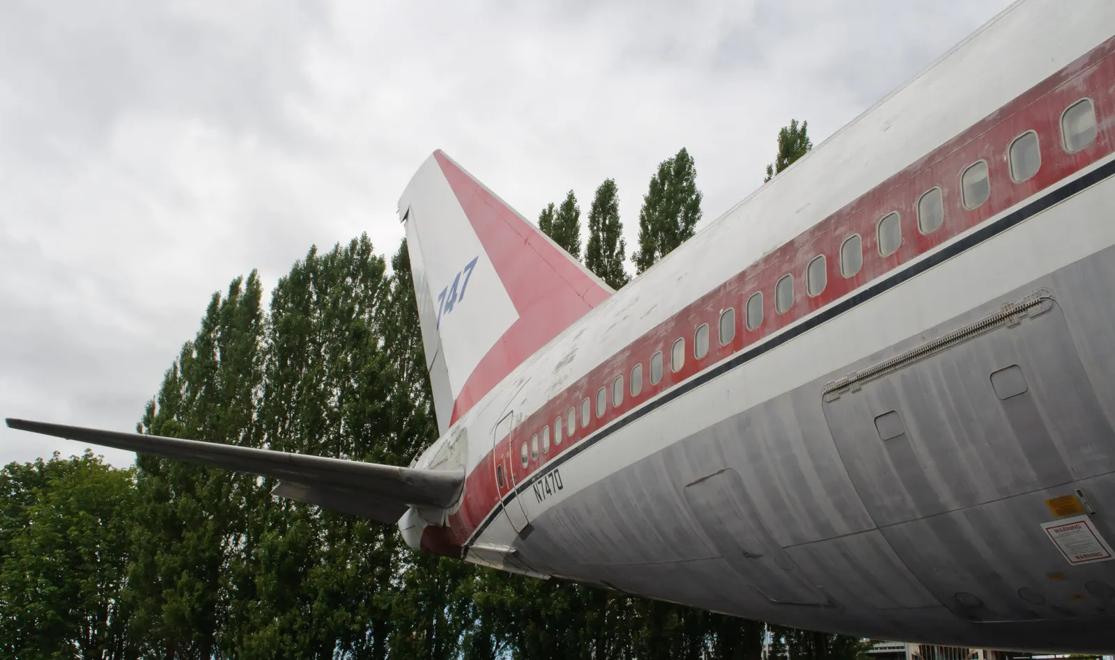 фото першого прототипу N7470 “City of Everett” у музеї; автор InSapphoWeTrust, CC BY-SA 2.0, https://commons.wikimedia.org/wiki/File:Boeing_747_Prototype_-_N7470_(7701252264).jpg. Контекстне пізніше фото, не фото виробничого заводу.