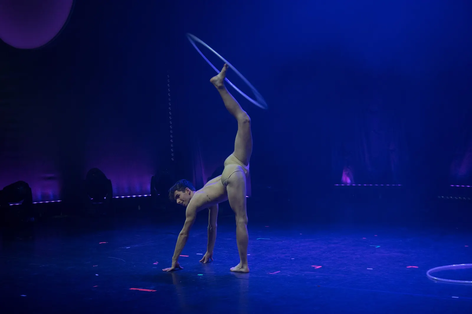 German artist Niklas Bothe performing with a hula hoop, photographed by Ansgar Wernst on 6 November 2018; CC BY-SA 4.0. Original page: https://commons.wikimedia.org/wiki/File:Hula_Hopp_horizontal.jpg. Attribution: Ansgar Wernst, CC BY-SA 4.0, via Wikimedia Commons; license: https://creativecommons.org/licenses/by-sa/4.0/. No crop; resized from a Wikimedia thumbnail.
