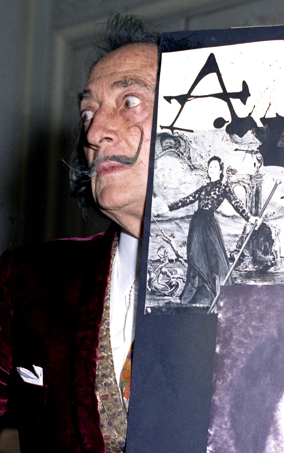 Salvador Dalí at the Hôtel Meurice, Paris, 1973; portrait contextualizes the subject and does not depict the alleged playground episode. Photographer Allan Warren. Original file page: https://commons.wikimedia.org/wiki/File:Salvador_Dali.jpg. CC BY-SA 3.0 or GFDL; required credit: Allan Warren; license link https://creativecommons.org/licenses/by-sa/3.0/ . Downloaded as a 960 px Wikimedia thumbnail, no crop. Checked and visually inspected 2026-10-28.