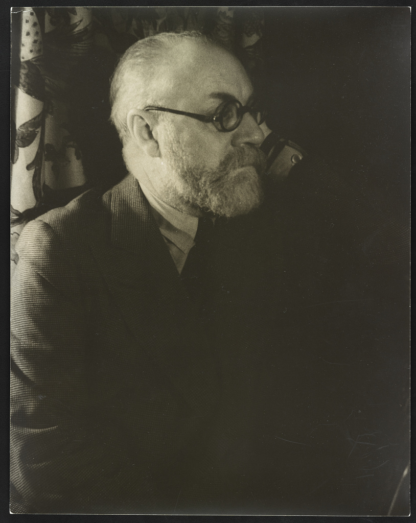 portrait photograph of Matisse from the Library of Congress Carl Van Vechten collection. Original page: https://commons.wikimedia.org/wiki/File:Portrait_of_Henri_Matisse_LCCN2004663296.jpg. Photographer: Carl Van Vechten. The Library of Congress states no known copyright restrictions; credit Van Vechten, do not crop or colorize.