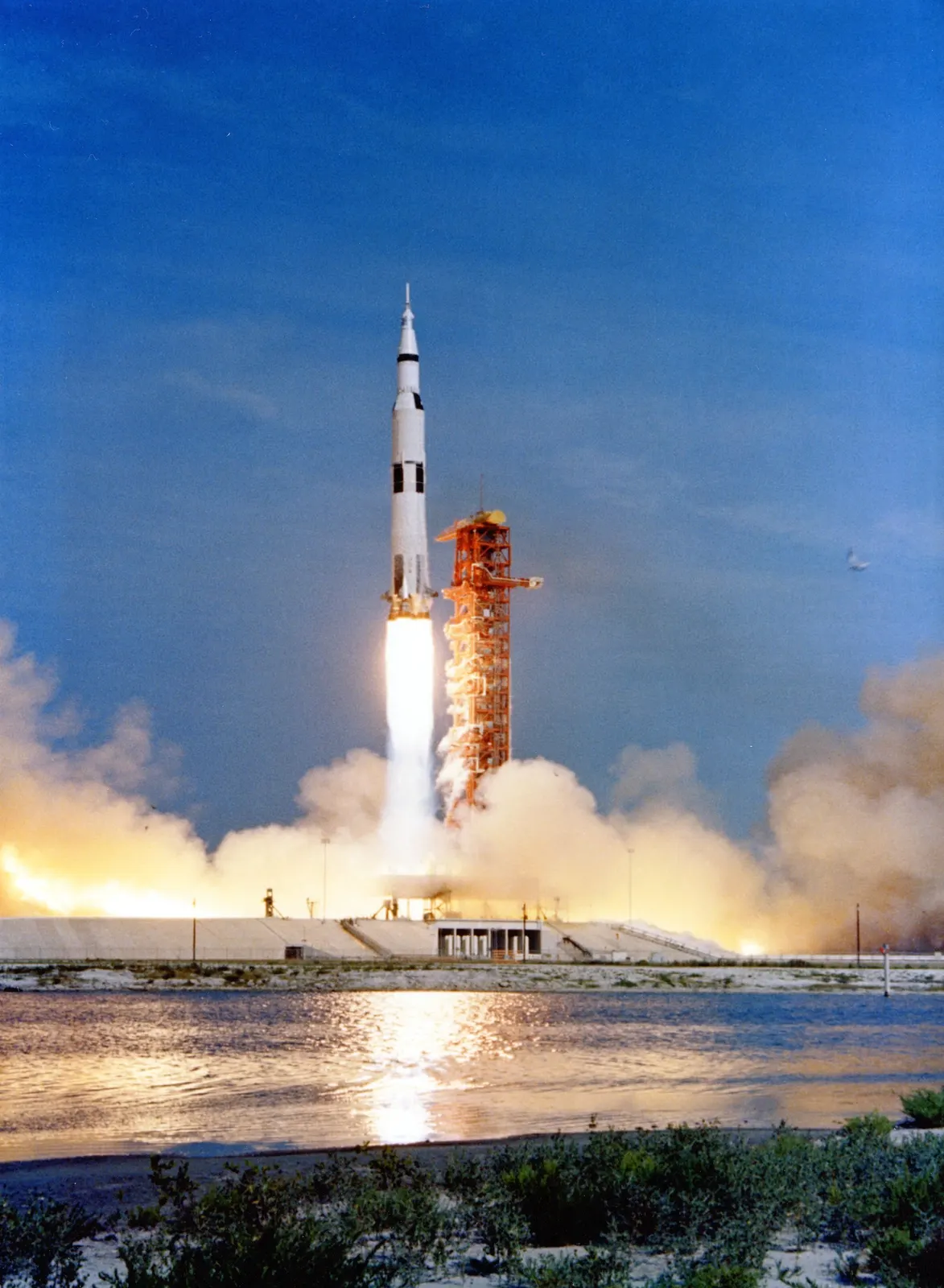 Ракета Saturn V під час запуску Apollo 11, 16 липня 1969 року; NASA Photo ID S69-40640. / Saturn V rocket during the Apollo 11 launch, 16 July 1969; NASA Photo ID S69-40640.