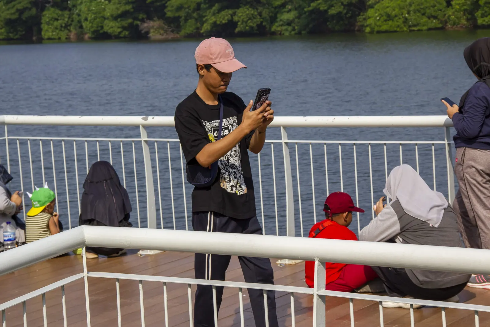 оптимізовано з `media/man-using-smartphone.jpg`: 2592×1728 px (половина початкової ширини й висоти), JPEG quality 82.