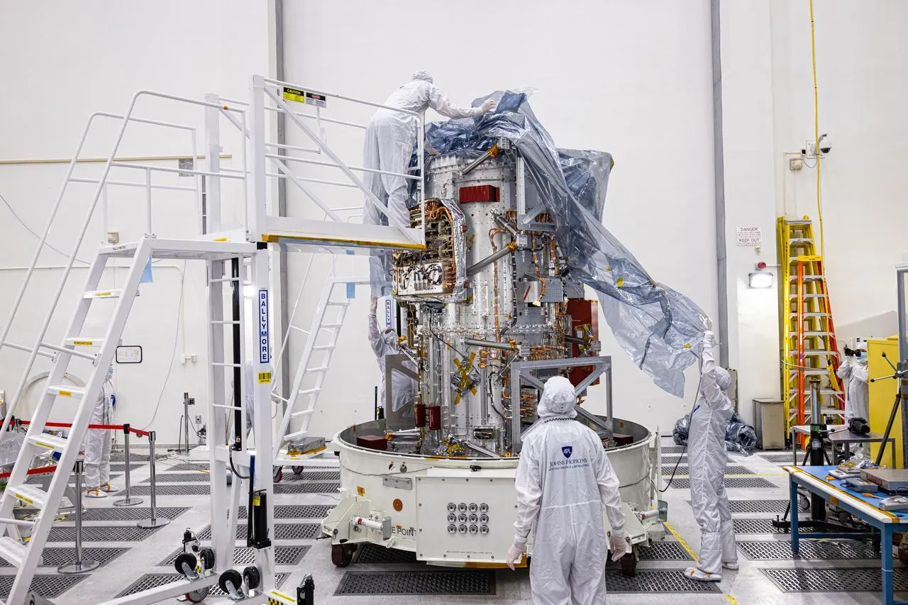 documentary image of Europa Clipper’s spacecraft body being unwrapped in JPL’s clean room in June 2022; NASA/JPL-Caltech; NASA image, public-use terms at https://www.nasa.gov/nasa-brand-center/images-and-media/; no alteration. Original asset: https://science.nasa.gov/photojournal/revealing-europa-clippers-core/ (PIA25237). Shows spacecraft hardware, not Europa or life.