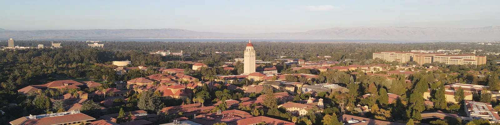 оптимізовано з `media/stanford-aerial.jpg`: 5400×1350 px (половина початкової ширини й висоти), JPEG quality 82.