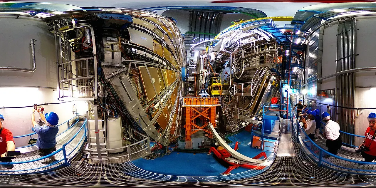 Документальне фото детектора ATLAS у CERN; детектор відрізняється від кільця прискорювача / Documentary photograph of the ATLAS detector at CERN; the detector is distinct from the accelerator ring. Credit: SimonWaldherr; CC BY-SA 4.0. https://creativecommons.org/licenses/by-sa/4.0 Source: https://commons.wikimedia.org/?curid=82406626