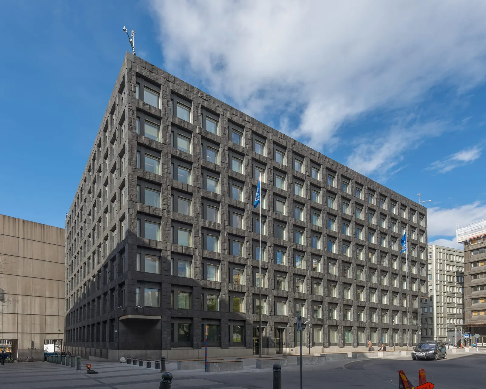 оптимізовано з `media/riksbank-building.jpg`: 2008×1607 px (половина початкової ширини й висоти), JPEG quality 82.