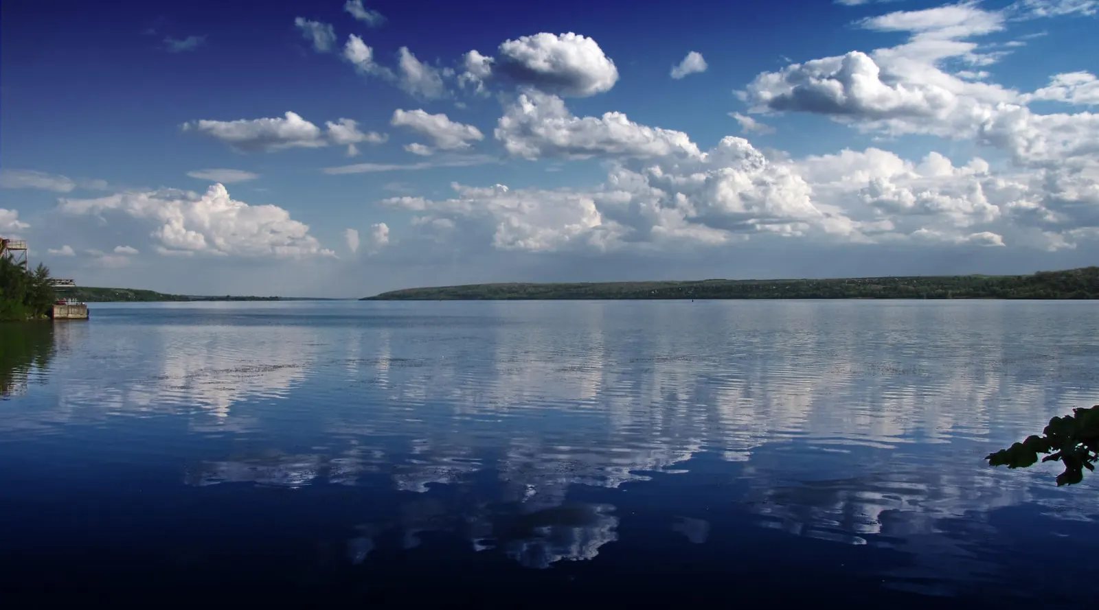 оптимізовано з `media/dnipro-reservoir-novoklimov.jpg`: 1805×1003 px (половина початкової ширини й висоти), JPEG quality 82.