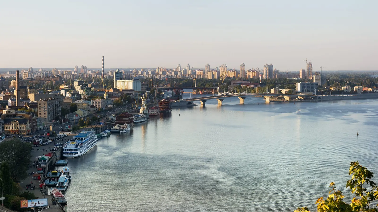 оптимізовано з `media/dnipro-kyiv-mottl.jpg`: 2500×1407 px (половина початкової ширини й висоти), JPEG quality 82.