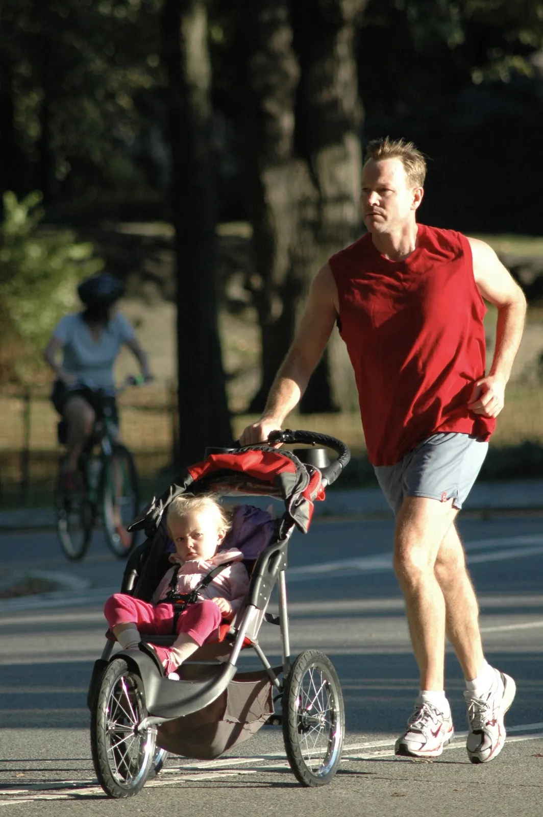 runner pushing a child in a jogging stroller; photographer Amaury Laporte; CC BY 2.0. Original: https://commons.wikimedia.org/wiki/File:Running_with_a_baby_jogger_(jogging_stroller).jpg. Attribution: Amaury Laporte, CC BY 2.0, via Wikimedia Commons. Visually inspected 2026-10-18.